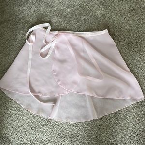Ballet skirt w ribbon never worn. Too large